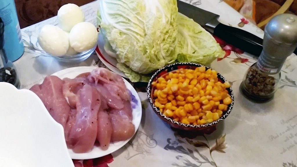 Нежнейший салат с курицей и пекинской капустой Нежнейший салат с курицей и пекинской капустой.