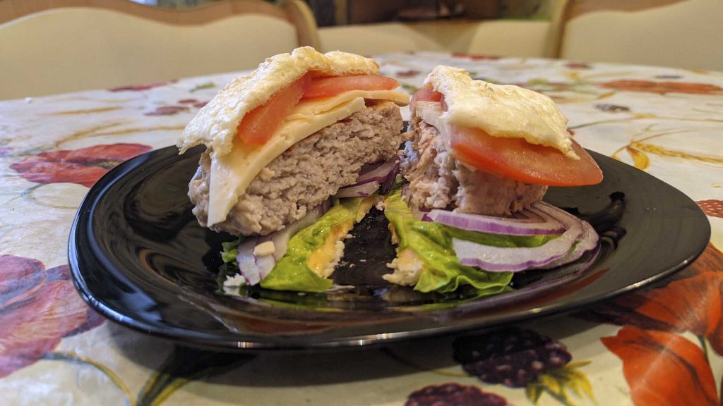 Домашний кето-сэндвич с котлетой-гриль
